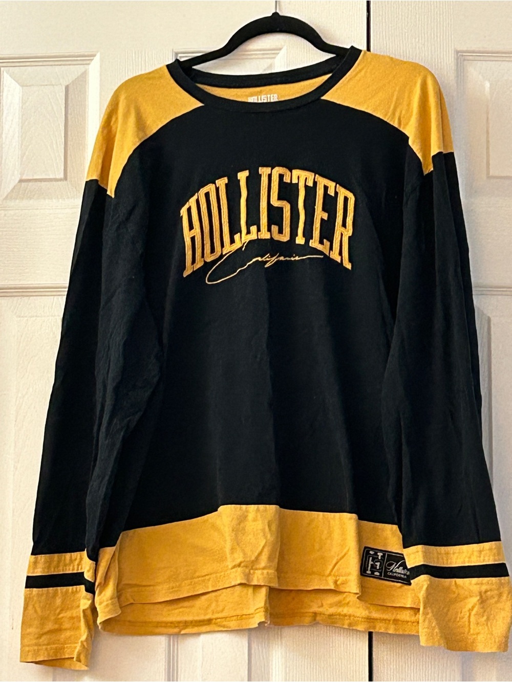 VINTAGE HOLLISTER CO. BLACK & GOLD EMBROIDERED LONG SLEEVE JERSEY T-SHIRT
